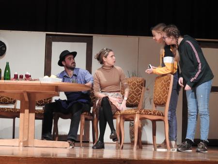 Novoustanovljena razkriška gledališka skupina Vužgeci s svojo premierno predstavo navdušila občinstvo 1